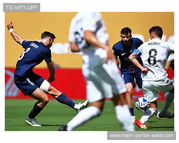 登贝莱双响助巴黎半场领先里尔,攻势足球主导比赛 登贝莱双响助巴黎半场领先里尔,攻势足球主导比赛