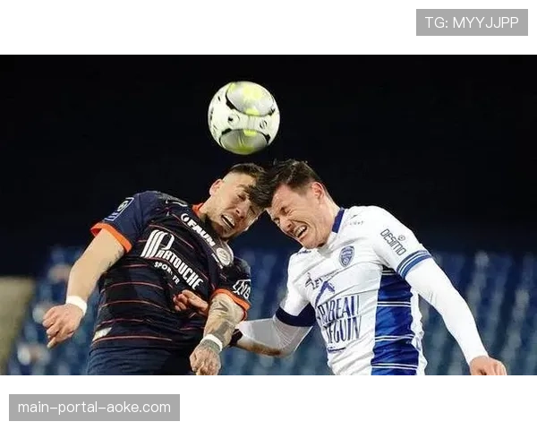 瞬间定格：终场哨响，为保级苦战90分钟的特鲁瓦球员累倒在己方禁区